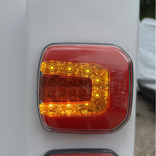 Feu arrière à leds VL chevaux clignotant 12/24 volts